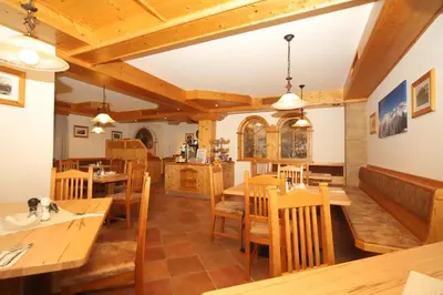 Ein Restaurant oder anderes Speiselokal in der Unterkunft Hotel Cafe' Hermann