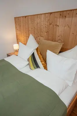 Ein Bett oder Betten in einem Zimmer der Unterkunft SeeAtelier Grundlsee - Your Austrian Home
