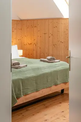 Ein Bett oder Betten in einem Zimmer der Unterkunft SeeAtelier Grundlsee - Your Austrian Home