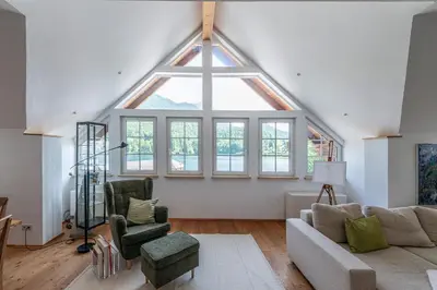 Ein Sitzbereich in der Unterkunft SeeAtelier Grundlsee - Your Austrian Home