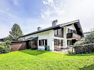 Das Gebäude in dem sich das Ferienhaus befindet