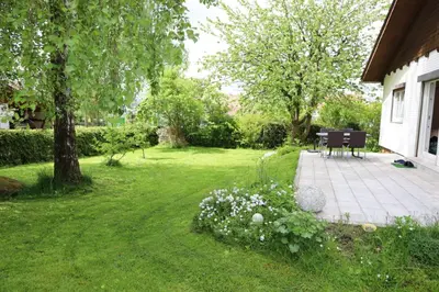 Ein Garten an der Unterkunft Ferienwohnungen zum Attersee