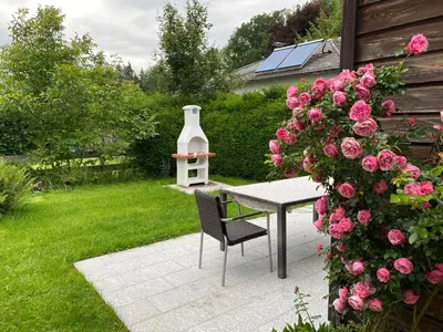 Ein Garten an der Unterkunft Ferienwohnungen zum Attersee