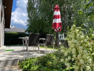 Ein Garten an der Unterkunft Ferienwohnungen zum Attersee