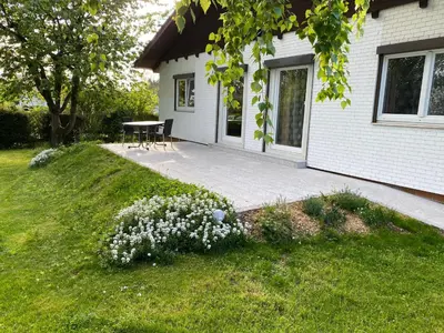 Ein Garten an der Unterkunft Ferienwohnungen zum Attersee