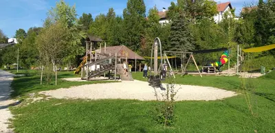 Ein Kinderspielbereich in der Unterkunft Ferienwohnungen zum Attersee