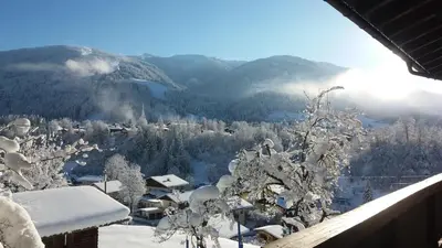 Ein allgemeiner Bergblick oder ein Berglick von der Pension aus