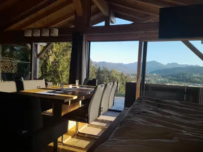 Ein allgemeiner Bergblick oder ein Berglick von des Chalets aus