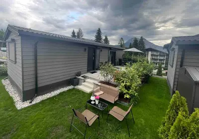 Ein Garten an der Unterkunft Premium Chalet B, close to the lake, quiet location