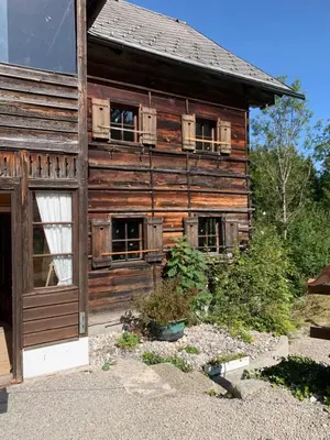 Das Gebäude in dem sich das Ferienhaus befindet