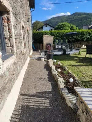 Ein allgemeiner Bergblick oder ein Berglick von des Ferienhauses aus