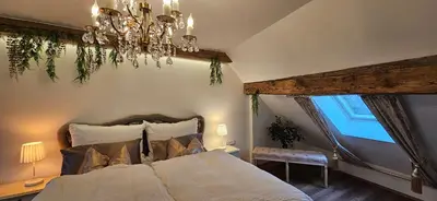 Ein Bett oder Betten in einem Zimmer der Unterkunft Sisi's Loft - Suite Royale
