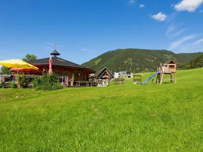 Ein allgemeiner Bergblick oder ein Berglick von des Ferienhauses aus