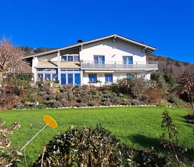 Ein Garten an der Unterkunft Ferienwohnung Mathilde am Attersee