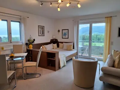 Ein Sitzbereich in der Unterkunft Ferienwohnung Mathilde am Attersee