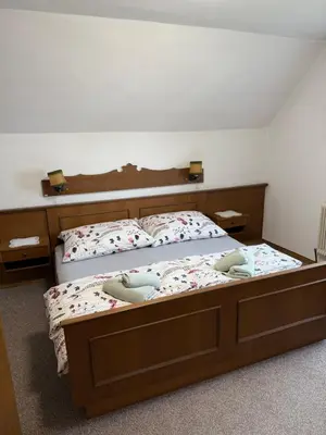 Ein Bett oder Betten in einem Zimmer der Unterkunft Gemütliches Vierbettzimmer mit Bad und Küche