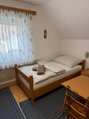 Ein Bett oder Betten in einem Zimmer der Unterkunft Gemütliches Vierbettzimmer mit Bad und Küche