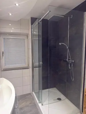 Ein Badezimmer in der Unterkunft Komfortzimmer im modernen Stil