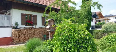 Ein Garten an der Unterkunft Wohlfühloase nähe Gmunden 5min zum Traunsee Haus mit 2 Schlafzimmer