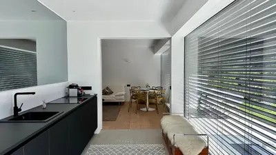 Küche/Küchenzeile in der Unterkunft Traumsee Lodge am Traunsee in Gmunden mit 180 Grad See- und Traunsteinblick