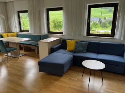 Ein Sitzbereich in der Unterkunft Ferienwohnung Gegenhaus