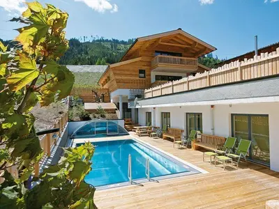 Der Swimmingpool an oder in der Nähe von Alpin-Chalet Flachauwinkl