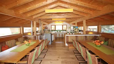 Ein Restaurant oder anderes Speiselokal in der Unterkunft Alpin-Chalet Flachauwinkl