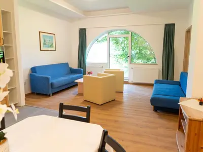 Ein Sitzbereich in der Unterkunft Apartment Wohnung Garten 2 Seeblick by Interhome