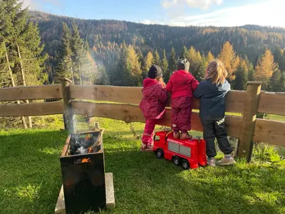 Kinder, die in der Unterkunft LaLo Alm XL - Großes Familienchalet mit Loft & Panoramablick - 12 Personen übernachten