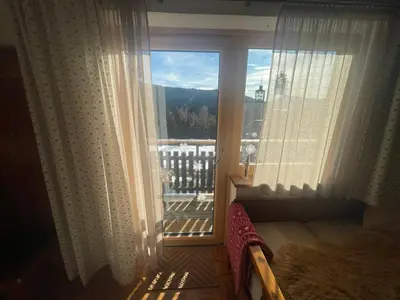 Ein allgemeiner Bergblick oder ein Berglick von des Ferienhauses aus