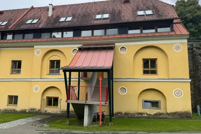 Das Gebäude in dem sich die Ferienwohnung befindet