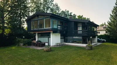 Das Gebäude in dem sich die Villa befindet