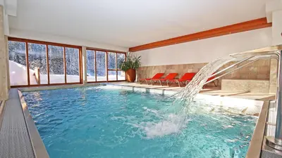 Der Swimmingpool an oder in der Nähe von Alpin Chalet Filzmoos