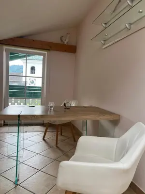Ein Sitzbereich in der Unterkunft Tauglerei Appartement Vogelbeere