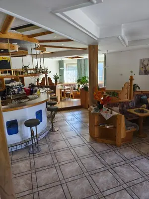 Ein Restaurant oder anderes Speiselokal in der Unterkunft Landcafe Kauder