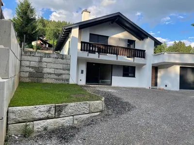 Das Gebäude in dem sich das Ferienhaus befindet