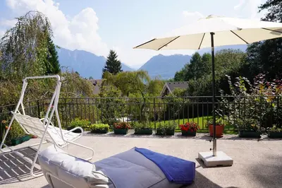 Ein allgemeiner Bergblick oder ein Berglick von des Ferienhauses aus