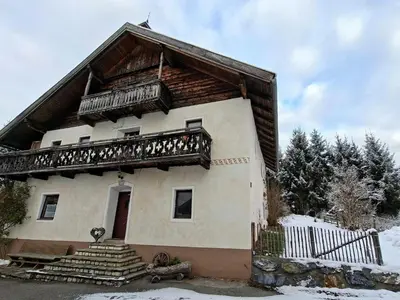 Das Gebäude in dem sich das Ferienhaus befindet