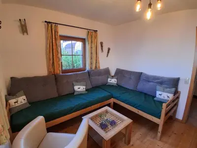 Ein Sitzbereich in der Unterkunft Erlakogelhütte am Feuerkogel