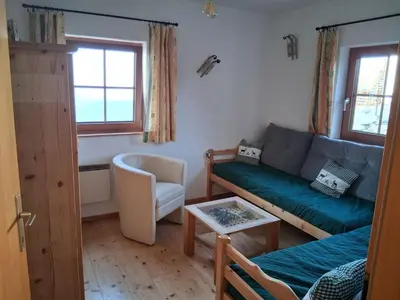 Ein Sitzbereich in der Unterkunft Erlakogelhütte am Feuerkogel
