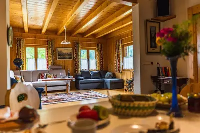Ein Sitzbereich in der Unterkunft Ferienholzhaus in Sankt Gallen im Gesäuse in der Steiermark