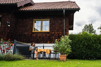 Ein Garten an der Unterkunft Ferienholzhaus in Sankt Gallen im Gesäuse in der Steiermark