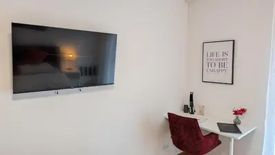 TV/Unterhaltungsangebot in der Unterkunft Fountain Suite Gmunden - balcony - Luxuriöses Apartment mit Balkon