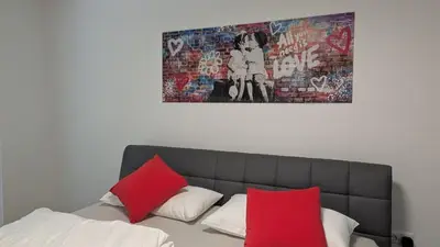 Ein Bett oder Betten in einem Zimmer der Unterkunft Fountain Suite Gmunden - balcony - Luxuriöses Apartment mit Balkon