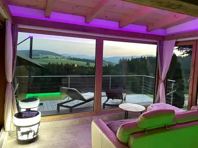 Ein allgemeiner Bergblick oder ein Berglick von des Ferienhauses aus