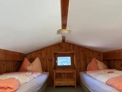 Ein Bett oder Betten in einem Zimmer der Unterkunft Alm Chalet on Mondsee Mountain, pets welcome!