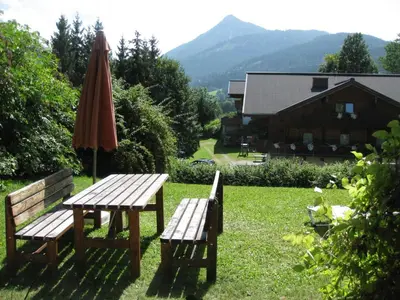 Ein allgemeiner Bergblick oder ein Berglick von des Ferienhauses aus