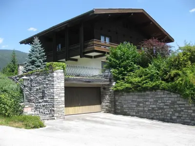 Das Gebäude in dem sich das Ferienhaus befindet