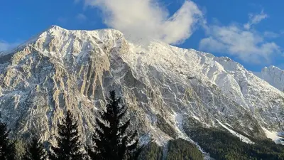 Ein allgemeiner Bergblick oder ein Berglick von der Ferienwohnung aus