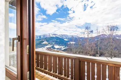 Ein allgemeiner Bergblick oder ein Berglick von der Ferienwohnung aus